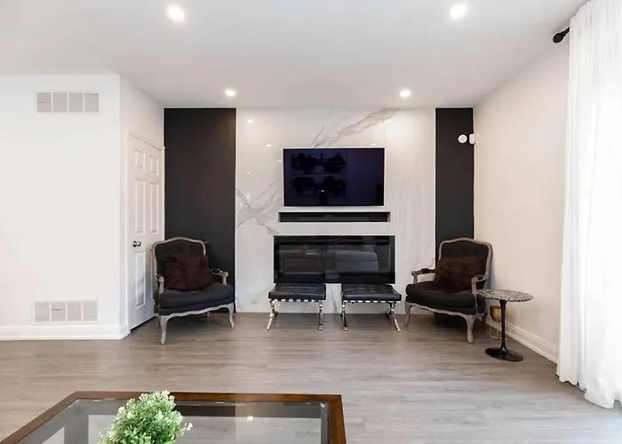 Grand 3 Bedroom Toronto Victorian Entire Home
