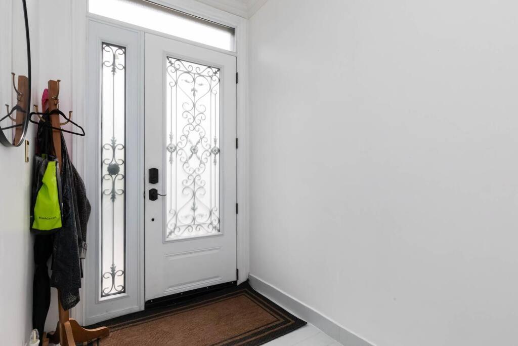Grand 3 Bedroom Victorian Entire Toronto