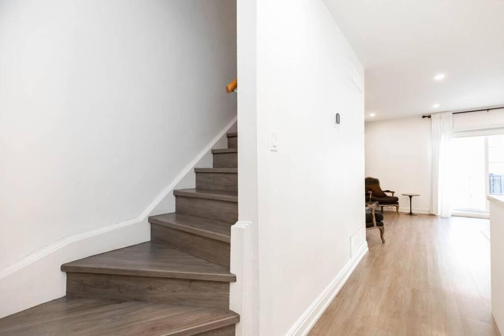 Grand 3 Bedroom Victorian Entire * Toronto