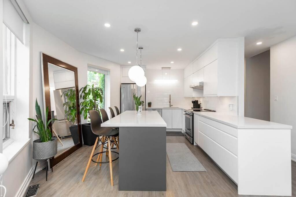 Grand 3 Bedroom Victorian Entire Toronto