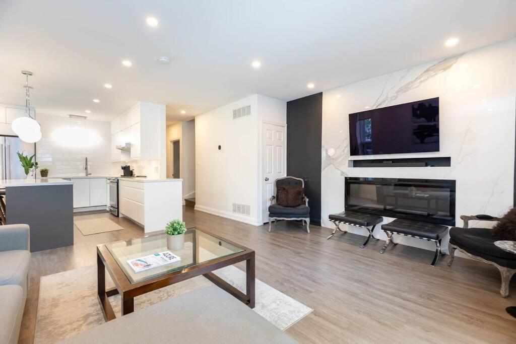 Grand 3 Bedroom Victorian Entire * Toronto