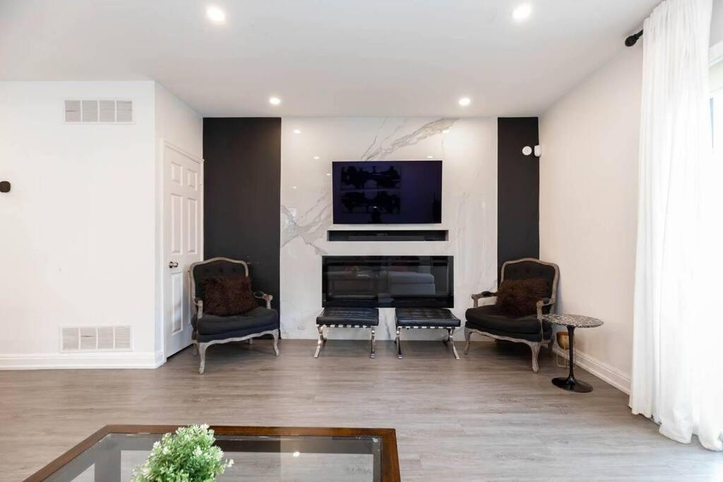 Grand 3 Bedroom Victorian Entire Holiday home Toronto